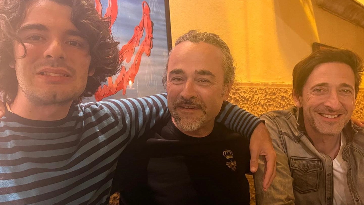 Gualtiero Vanelli (al centro) con il figlio Giulio e l’attore Brody all’enoteca Marcucci Gualtiero Vanelli (al centro) con il figlio Giulio e l’attore Brody all’enoteca Marcucci
