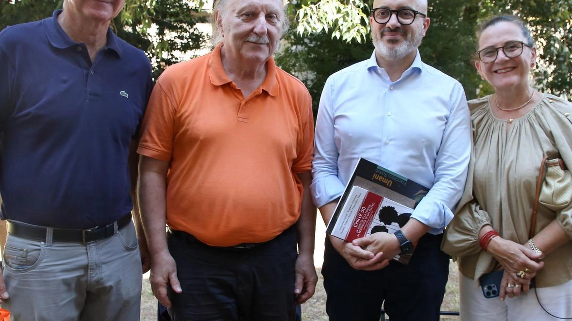 Claudio Ascoli, anima dei Chille, insieme a Cristina Giachi e Giovanni Bettarini Claudio Ascoli, anima dei Chille, insieme a Cristina Giachi e Giovanni Bettarini