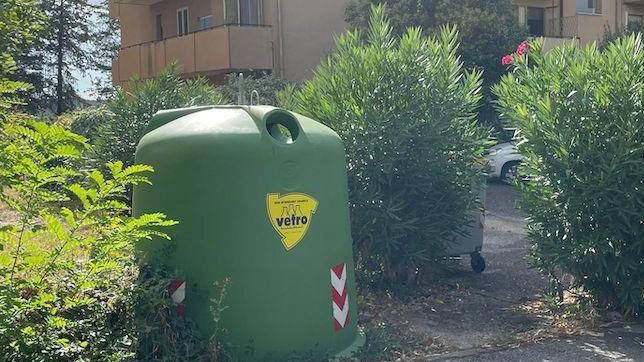 I residenti di Casaglia si ribellano al rumore delle campane del vetro svuotate alle 5 del mattino. Espongono il problema alle autorità competenti per chiedere la delocalizzazione immediata. I residenti di Casaglia si ribellano al rumore delle campane del vetro svuotate alle 5 del mattino. Espongono il problema alle autorità competenti per chiedere la delocalizzazione immediata.