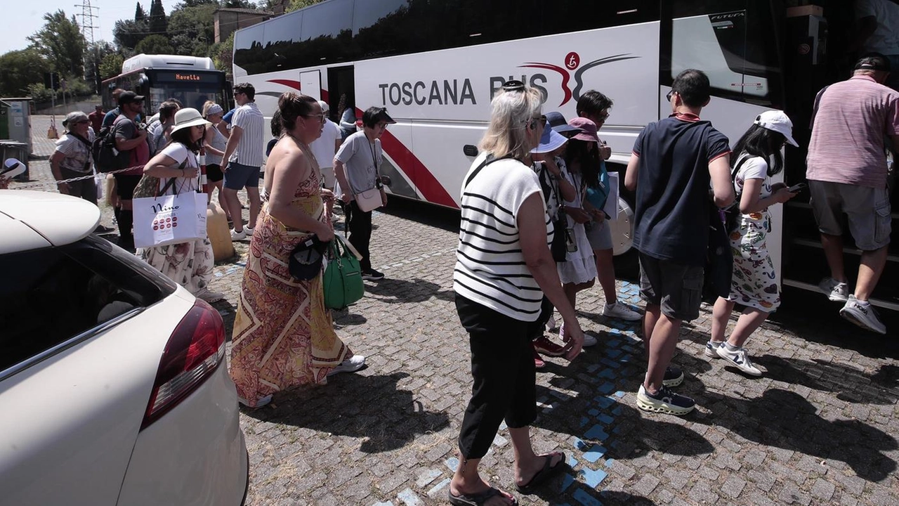 Turisti salgono sui bus navetta al Campino durante il servizio sperimentale Turisti salgono sui bus navetta al Campino durante il servizio sperimentale