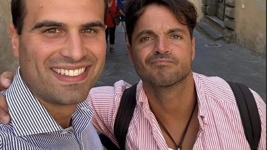 Pietro Resta, alias Wikipedro, l’influencer fiorentino (qui col sindaco Vagnoli). ha conquistato migliaia di follower raccontando la Toscana