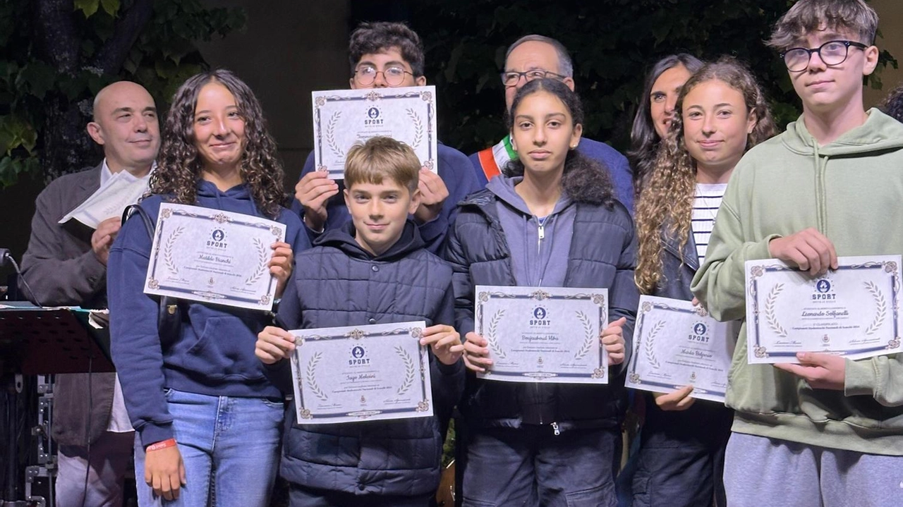 Notte dello sport Sul palco sono saliti i rappresentanti della Upd Valdipierle che hanno appena traguardato i 60 anni di attività Notte dello sport Sul palco sono saliti i rappresentanti della Upd Valdipierle che hanno appena traguardato i 60 anni di attività