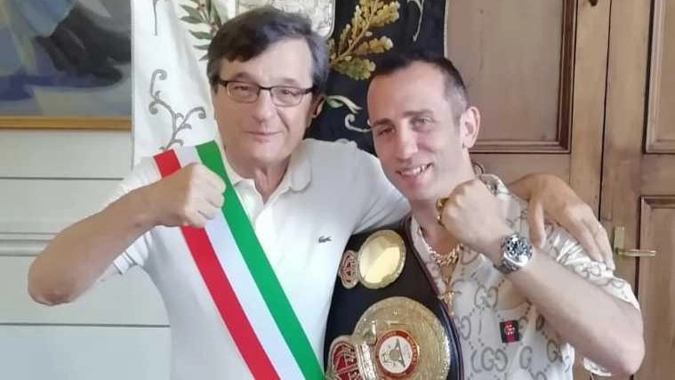Il campione ricevuto dal sindaco Il campione ricevuto dal sindaco