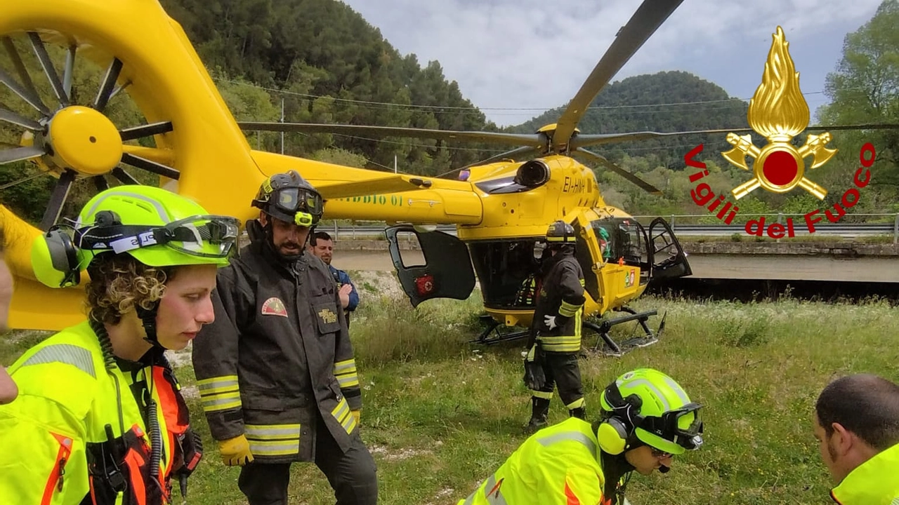 Drammatico incidente nel campo: resta incastrato negli ingranaggi della motozappa