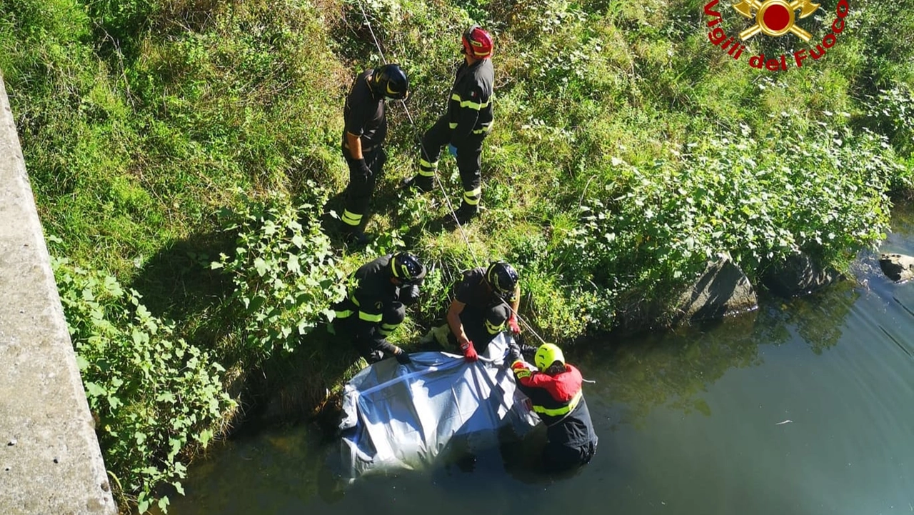 Il recupero del corpo da parte dei vigili del fuoco (Foto: vigili del fuoco)