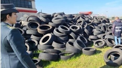 La discarica a cielo aperto individuata nel comune di Campello sul Clitunno, dove era stata abbandonata oltre una tonnellata di pneumatici direttamente sul terreno