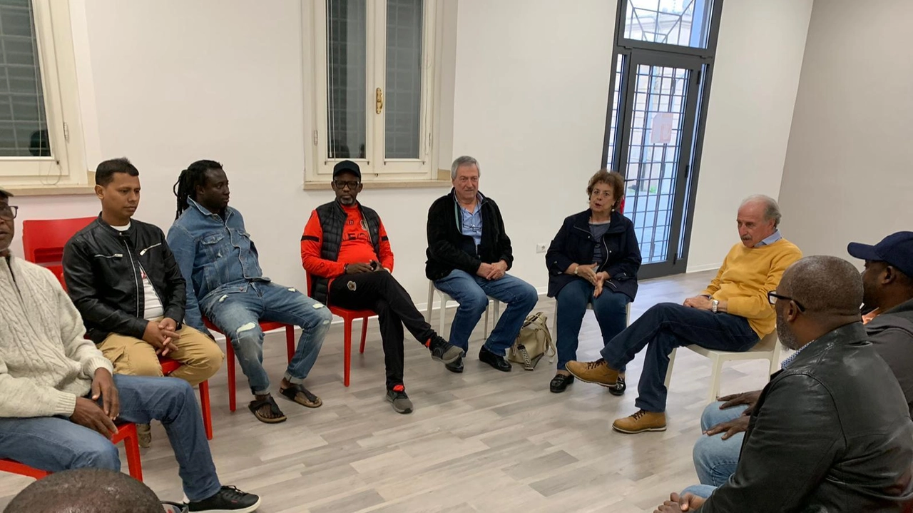 L’incontro per la consegna degli aiuti nella Casa delle Associazioni a Santa Croce L’incontro per la consegna degli aiuti nella Casa delle Associazioni a Santa Croce