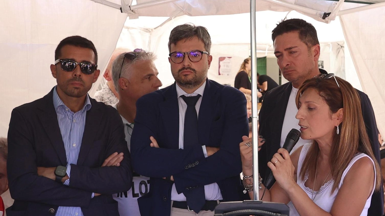 Daniela Miniero, Fiom Cgil, interviene al presidio, presenti la giunta e Michelotti Daniela Miniero, Fiom Cgil, interviene al presidio, presenti la giunta e Michelotti