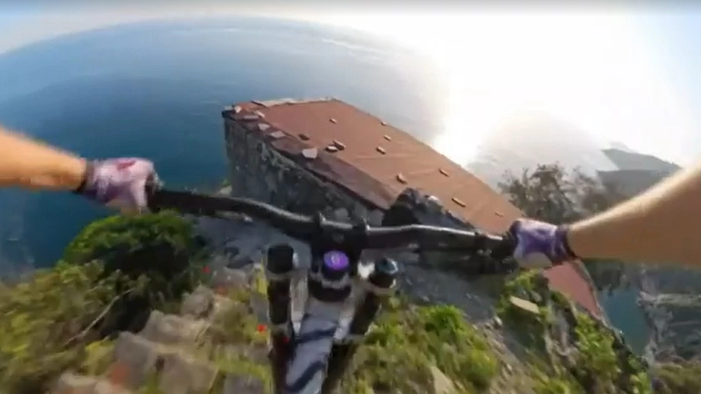 Il biker e youtuber che si è lanciato con la mountain bike dalle rampe a precipizio sul mare di Monesteroli