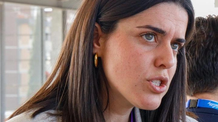 Via libera al progetto: 600mila euro per rifare il manto in sintetico. Due mesi e mezzo di lavori. Via libera al progetto: 600mila euro per rifare il manto in sintetico. Due mesi e mezzo di lavori.