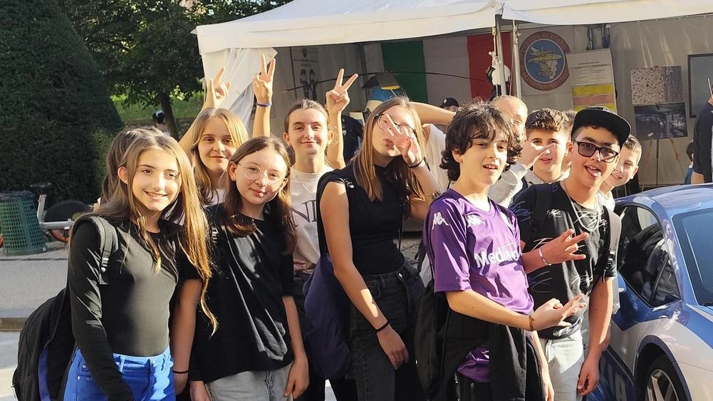 Ecco tutti i protagonisti della classe 2D della scuola secondaria primo grado Castelnuovo di Garfagnana. Gli alunni: Davide Andoni, Emma Bertei,... Ecco tutti i protagonisti della classe 2D della scuola secondaria primo grado Castelnuovo di Garfagnana. Gli alunni: Davide Andoni, Emma Bertei,...