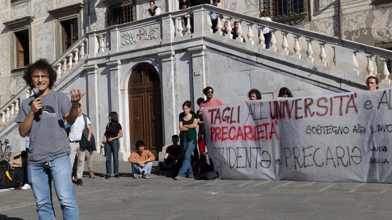 La protesta tagli all’università in piazza dei Cavalieri La protesta tagli all’università in piazza dei Cavalieri