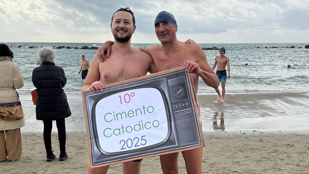 Oltre 150 coraggiosi si sono buttati nelle acque di San Terenzo ieri alle 11. In testa al gruppo il vicesindaco Russo. Gli organizzatori: "Richiamo per turisti". Oltre 150 coraggiosi si sono buttati nelle acque di San Terenzo ieri alle 11. In testa al gruppo il vicesindaco Russo. Gli organizzatori: "Richiamo per turisti".