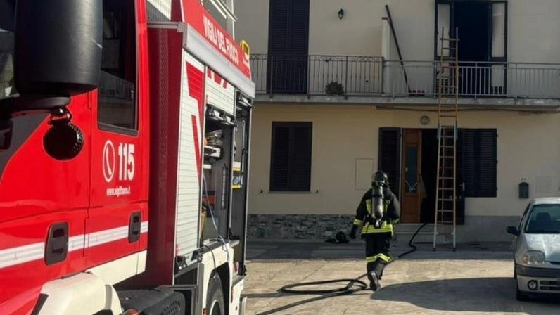 I vigili del fuoco sul posto. Le fiamme sono partite dalla camera da letto I vigili del fuoco sul posto. Le fiamme sono partite dalla camera da letto