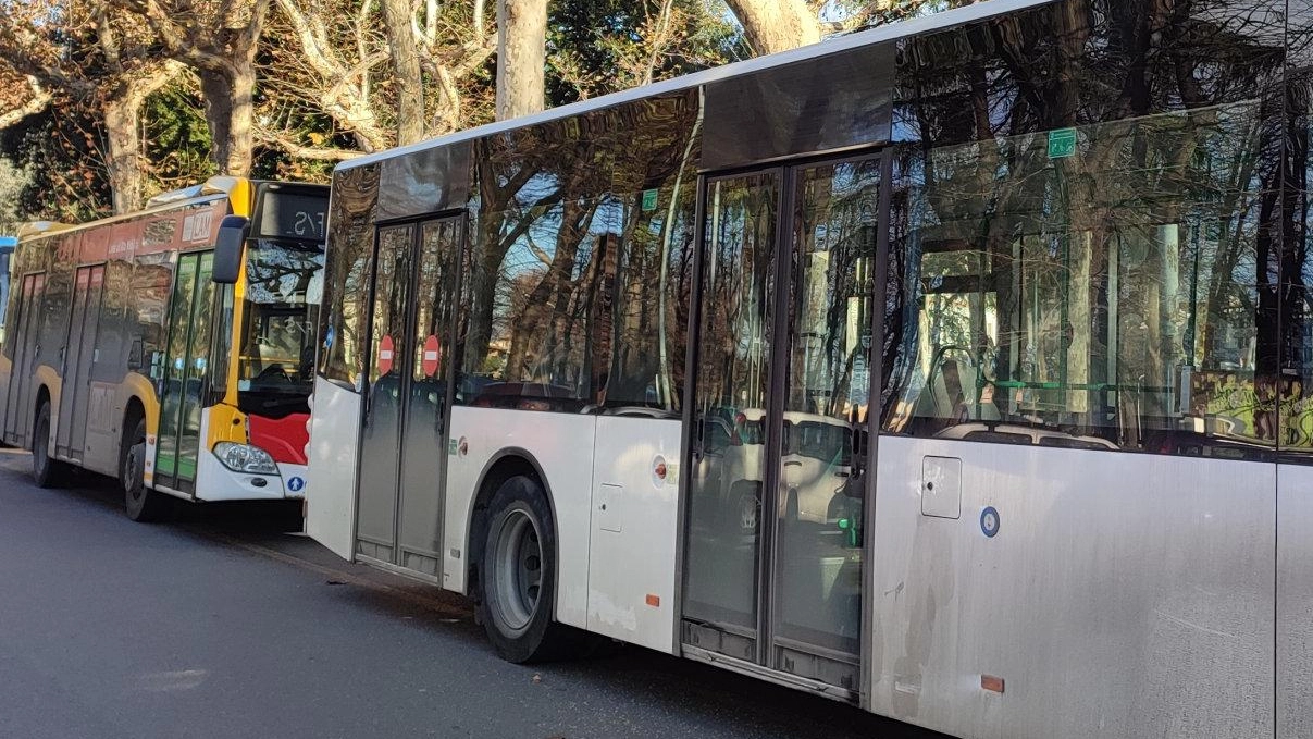Fermate senza pensiline e attese dotto il sole. I sindacati denunciano anche la mancanza di aria condizionata sui bus di Carrara, mettendo in luce rischi per la salute di autisti e passeggeri Fermate senza pensiline e attese dotto il sole. I sindacati denunciano anche la mancanza di aria condizionata sui bus di Carrara, mettendo in luce rischi per la salute di autisti e passeggeri