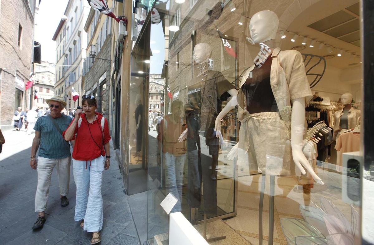 https://www.lanazione.it/image-service/view/acePublic/alias/contentid/ZGY4NTNhN2ItNDJhNi00/0/laumento-dei-costi-incide-sulle-fasce-deboli-i-negozi-continuano-a-chiudere-servono-strategie.jpeg?f=1.90:1&w=1200
