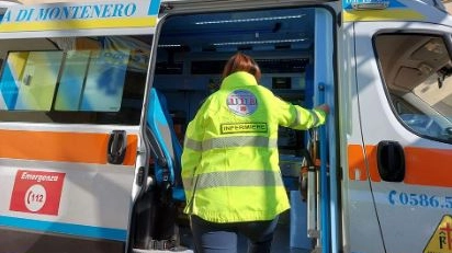 Ambulanza in una foto di repertorio. Sono cinque le auto rimaste coinvolte nell'incidente Ambulanza in una foto di repertorio. Sono cinque le auto rimaste coinvolte nell'incidente