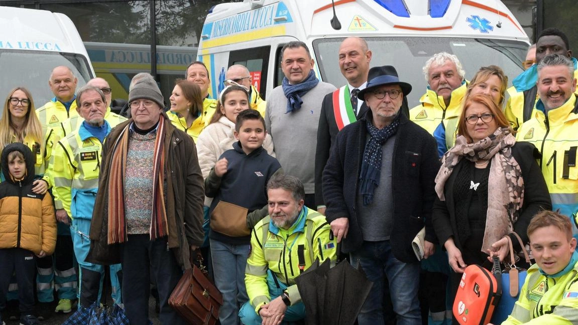 Un momento della festa per i nuovi mezzi in servizio alla Misericordia di Lucca (Alcide) Un momento della festa per i nuovi mezzi in servizio alla Misericordia di Lucca (Alcide)