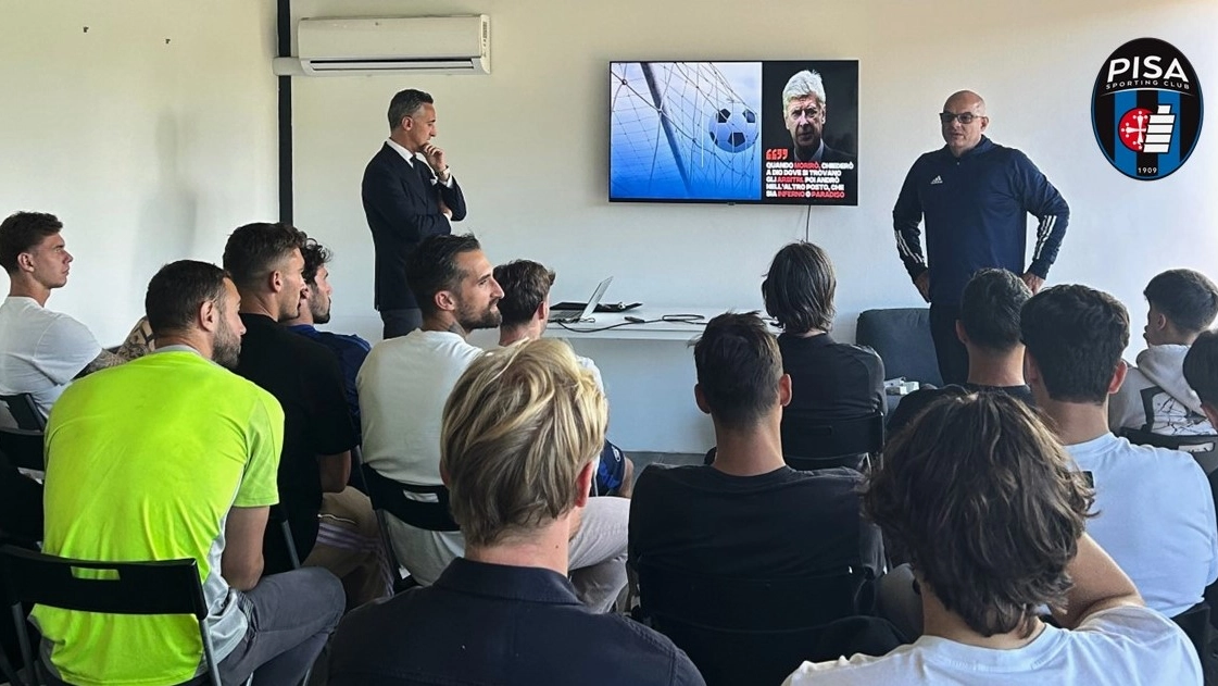 Gli arbitri con i calciatori del Pisa a San Piero a Grado Gli arbitri con i calciatori del Pisa a San Piero a Grado