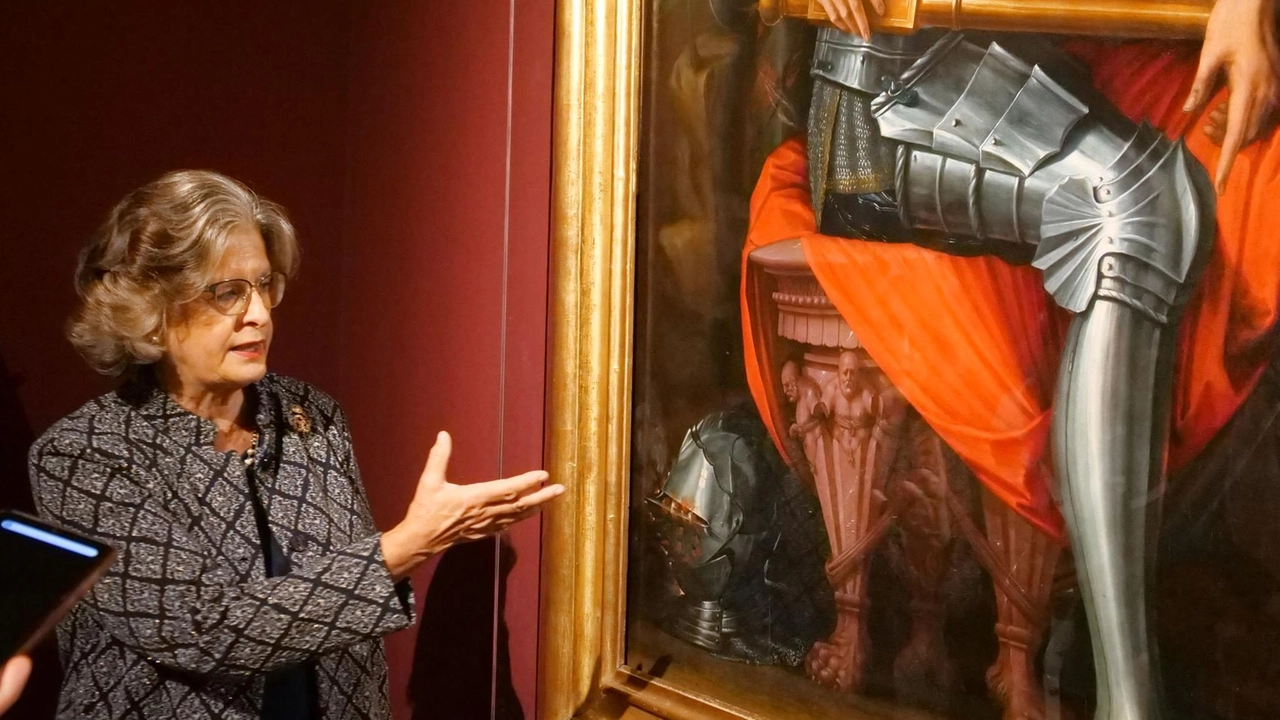Cristina Acidini, curatrice della mostra. In alto: il direttore della Fondazione Guido d’Arezzo Cinatti accanto alla Chimera Cristina Acidini, curatrice della mostra. In alto: il direttore della Fondazione Guido d’Arezzo Cinatti accanto alla Chimera
