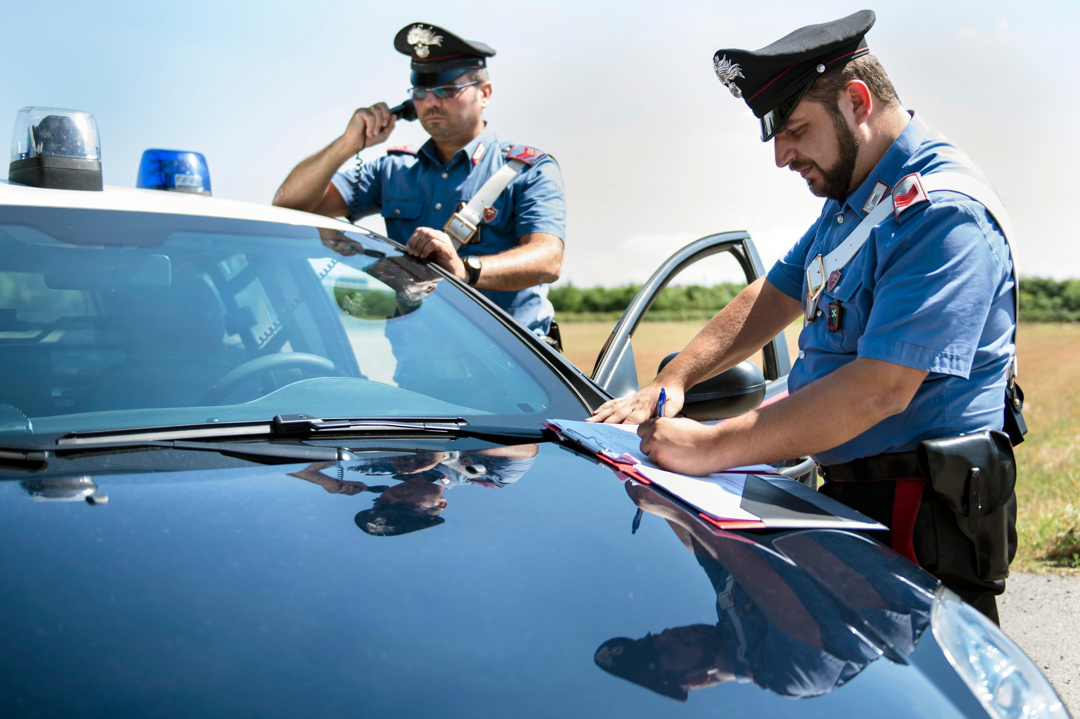 Nonnina detective sventa la truffa. Asseconda i ladri e chiama il 112 Nonnina detective sventa la truffa. Asseconda i ladri e chiama il 112
