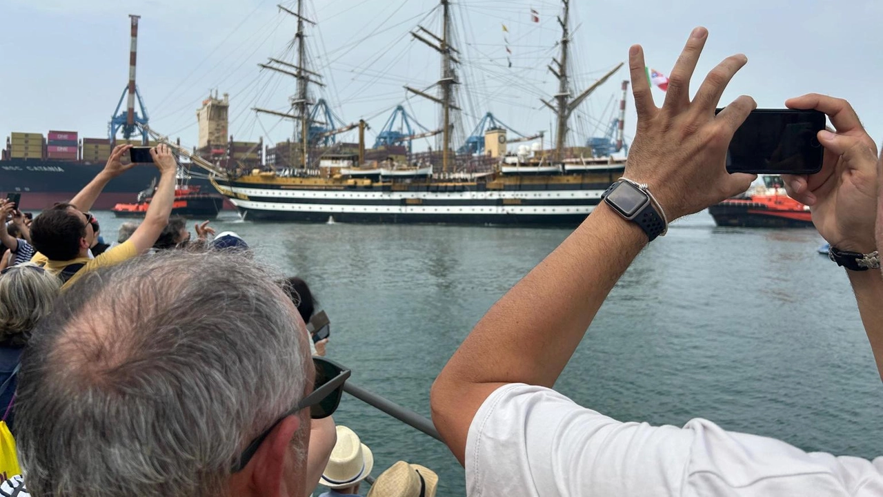 L'Amerigo Vespucci termina il tour mondiale a Genova, dopo 50mila miglia e il successo del Villaggio Italia. L'Amerigo Vespucci termina il tour mondiale a Genova, dopo 50mila miglia e il successo del Villaggio Italia.