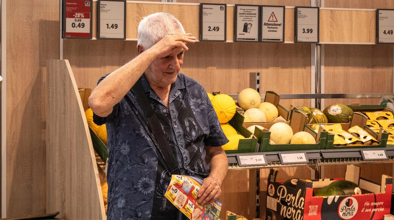 Un anziano si rinfranca nel reparto frutta di un. supermercato a. Cisanello foto Elena Pardini/Valtriani Un anziano si rinfranca nel reparto frutta di un. supermercato a. Cisanello foto Elena Pardini/Valtriani
