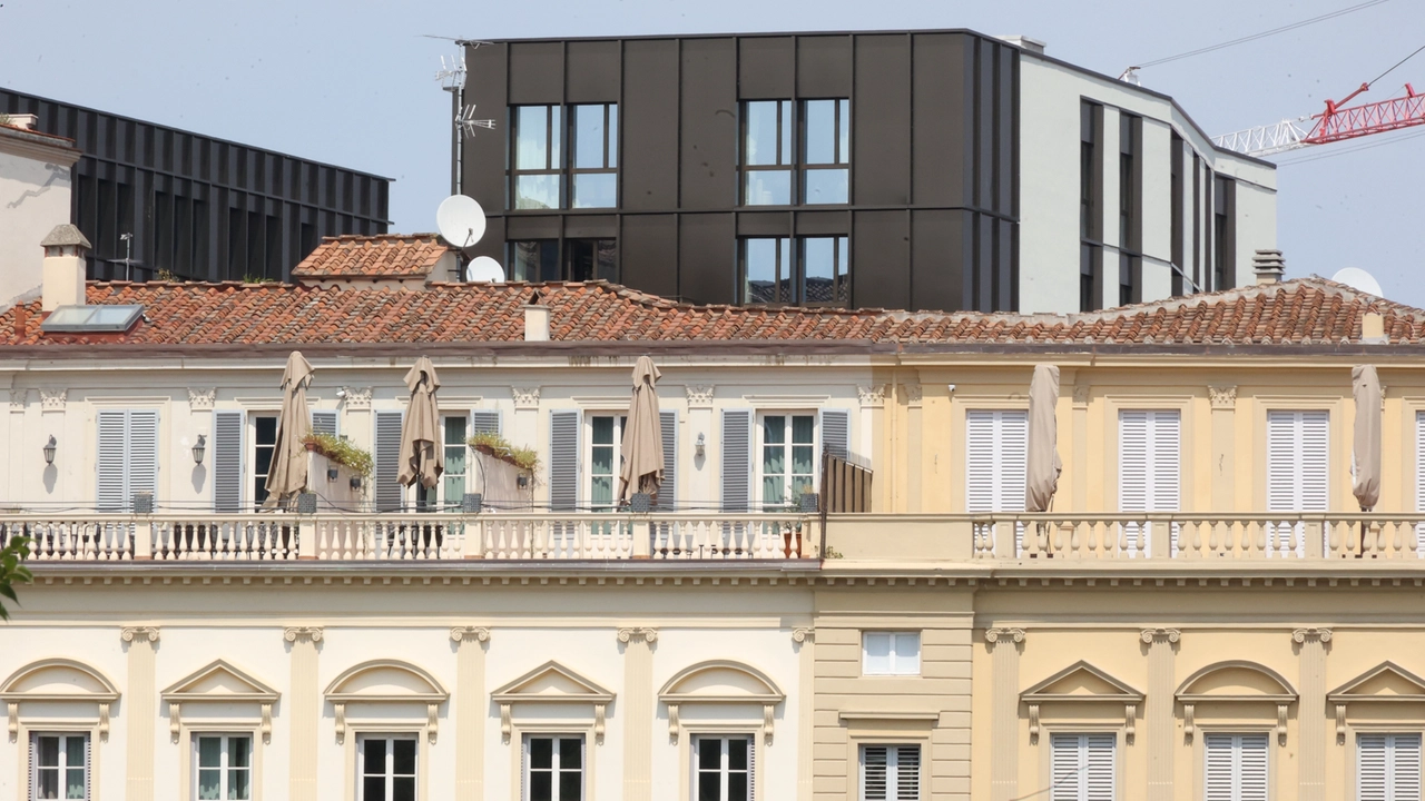 La torre nera si staglia su Corso Italia e il fiume Arno