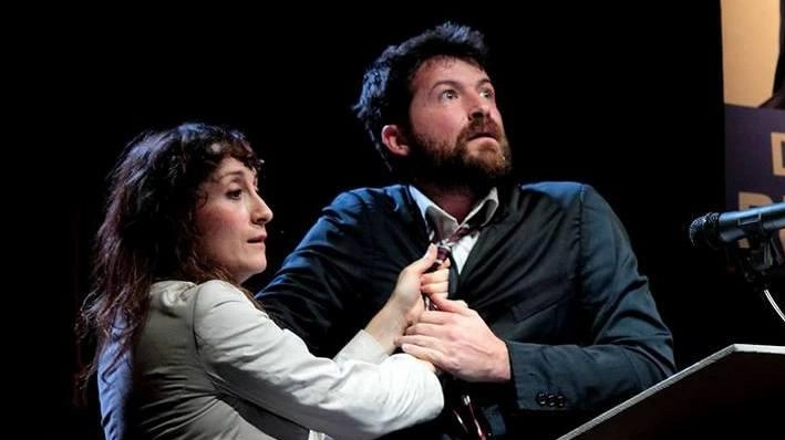 Il debutto sul palco è il 26 settembre con «La bandiera» di Guillame Clua, commedia surreale in scena anche il 27 e 28 con Daniele Bonaiuti Il debutto sul palco è il 26 settembre con «La bandiera» di Guillame Clua, commedia surreale in scena anche il 27 e 28 con Daniele Bonaiuti