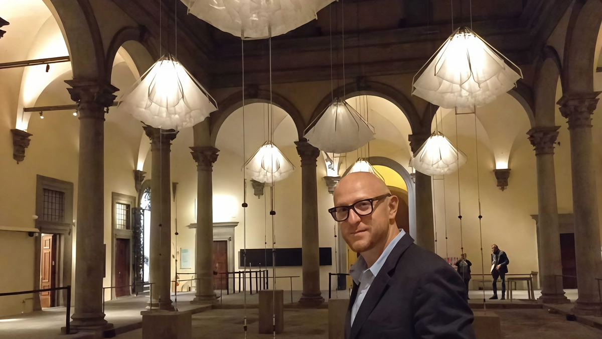 Arturo Galansino, direttore della Fondazione Palazzo Strozzi, davanti all’installazioone «Shy Society», del duo olandese Drift Arturo Galansino, direttore della Fondazione Palazzo Strozzi, davanti all’installazioone «Shy Society», del duo olandese Drift