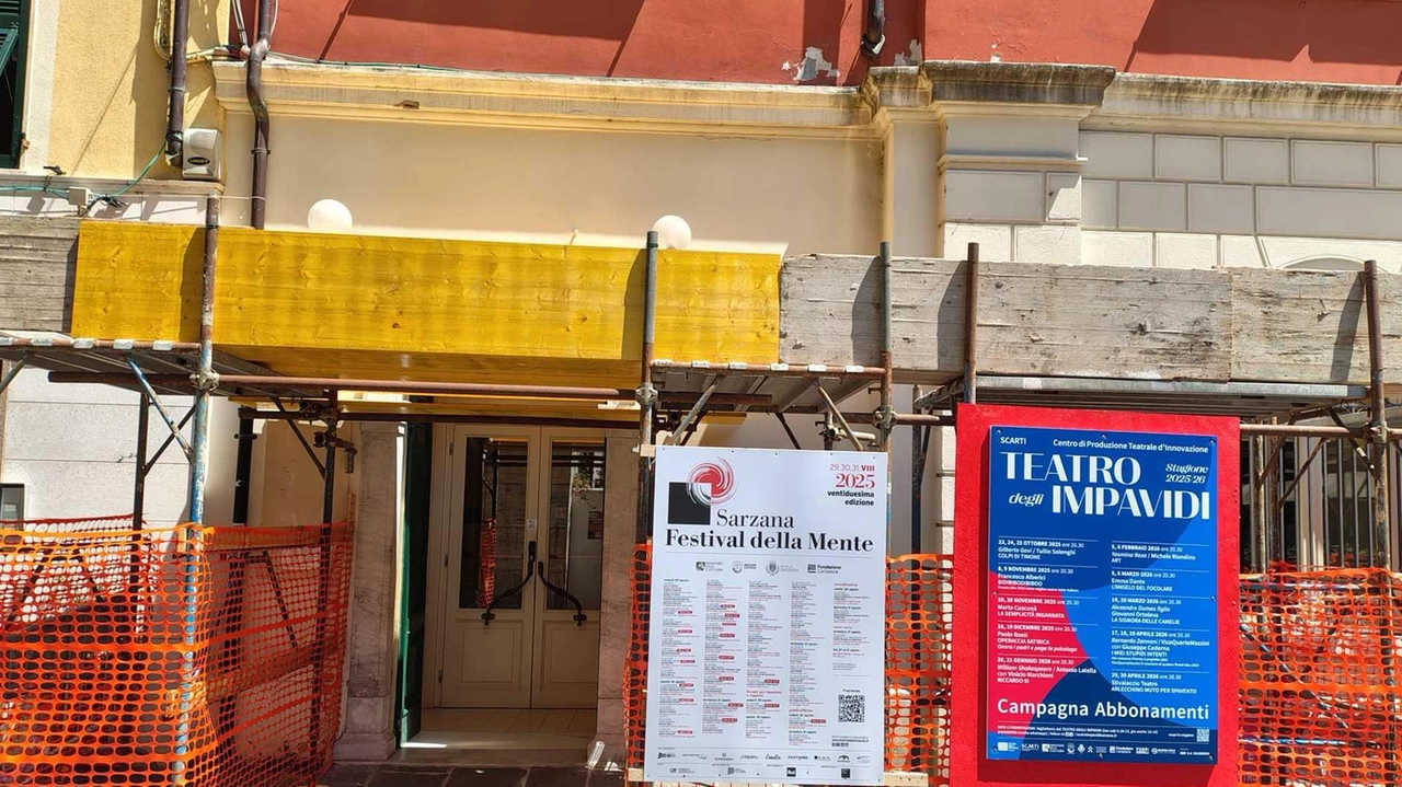 La facciata del teatro Impavidi transennata dopo la caduta dell’intonato che ha aperto la ricerca dei finanziamenti per la sistemazione La facciata del teatro Impavidi transennata dopo la caduta dell’intonato che ha aperto la ricerca dei finanziamenti per la sistemazione