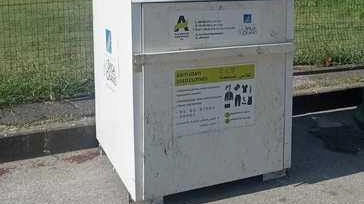 A Pieve a Nievole, nuovi punti di raccolta per abiti usati sono stati installati dall'assessorato all'ambiente su richiesta dell'amministrazione comunale. I cittadini potranno disfarsi comodamente dei propri indumenti vecchi grazie a questa iniziativa. A Pieve a Nievole, nuovi punti di raccolta per abiti usati sono stati installati dall'assessorato all'ambiente su richiesta dell'amministrazione comunale. I cittadini potranno disfarsi comodamente dei propri indumenti vecchi grazie a questa iniziativa.