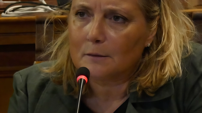 Gli ha fatto credere che la bambina appena era sua e gliela ha fatta riconoscere. Poi ha provato a rubargli... Gli ha fatto credere che la bambina appena era sua e gliela ha fatta riconoscere. Poi ha provato a rubargli...