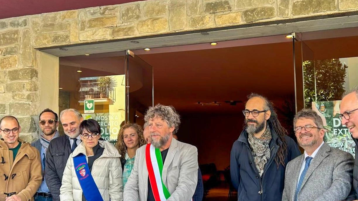 Il sindaco di Calenzano Giuseppe Carovani mentre taglia il nastro della 28esima edizione della mostro mercato sull’olio Il sindaco di Calenzano Giuseppe Carovani mentre taglia il nastro della 28esima edizione della mostro mercato sull’olio