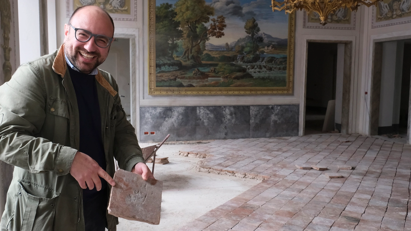 Il sindaco Daniele Montebello mostra lo stato di avanzamento dei lavori a Palazzo Cornelio (Foto Pasquali)