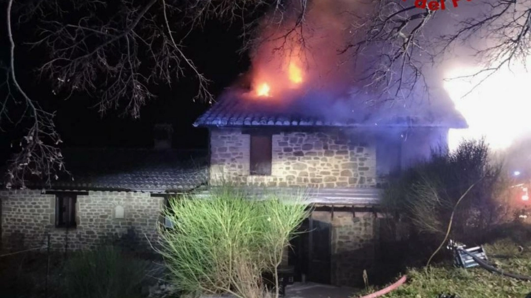 Incendio nella notte ad Assisi: casolare a fuoco a Catecuccio Incendio nella notte ad Assisi: casolare a fuoco a Catecuccio