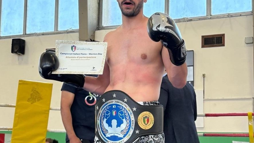 Lorenzo Ginepri e Lorenzo Salvaggio trionfano ai campionati italiani di kickboxing, portando Empoli Kombat al successo. Lorenzo Ginepri e Lorenzo Salvaggio trionfano ai campionati italiani di kickboxing, portando Empoli Kombat al successo.