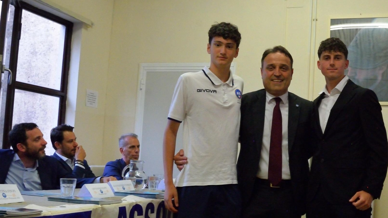 A destra Lorenzo Petrelli e al centro il presidente dell’Aia Antonio Zappi A destra Lorenzo Petrelli e al centro il presidente dell’Aia Antonio Zappi