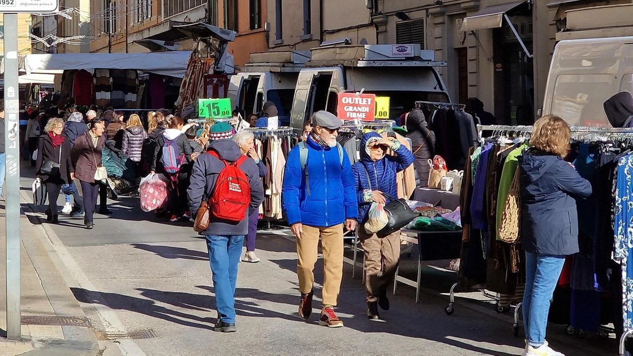 Via Atto Vannucci durante una giornata di mercato Via Atto Vannucci durante una giornata di mercato