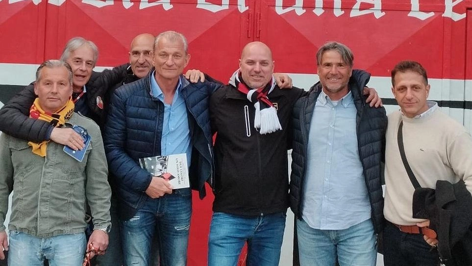 Giampaolo Pinna e Marcello Montanari, ex calciatori di Lucchese e Carrarese, rivivono la storia rossonera al Museo Rossonero prima del derby.