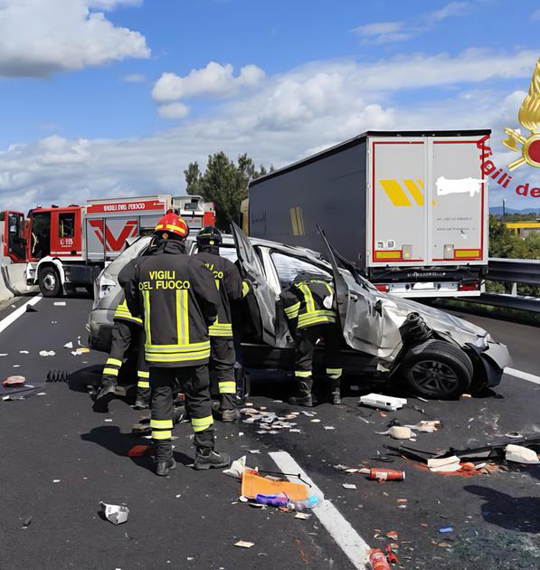 Schianto in Autosole. Auto si ribalta . Traffico in tilt