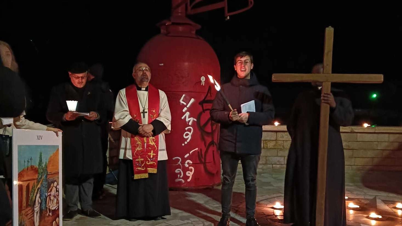 L’arcivescovo Paolo Giulietti in un’immagine della Via Crucis dello scorso anno