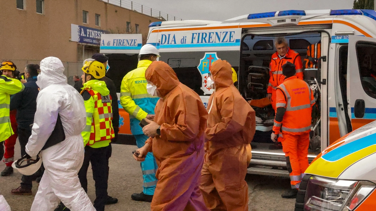 Soccorritori intervenuti per l'esplosione nel deposito a Calenzano (Foto Germogli)