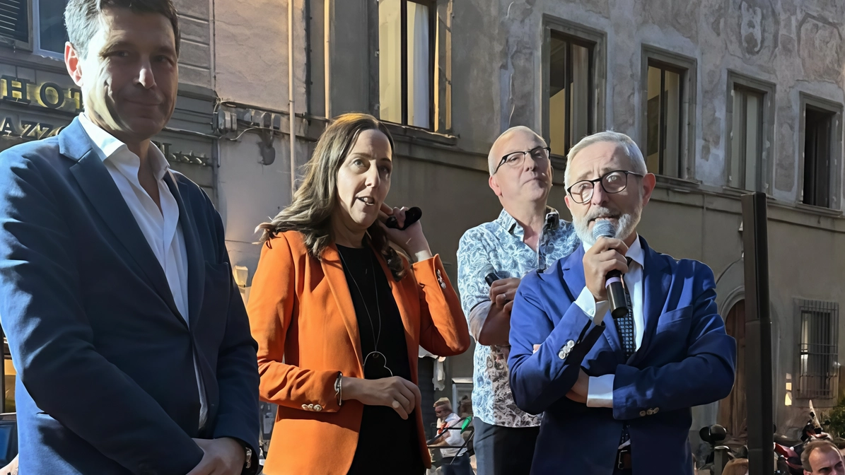 Si è svolta in piazza Madonna degli Aldobrandini la X edizione della tradizionale cena sotto le stelle "San Lorenzo in... Si è svolta in piazza Madonna degli Aldobrandini la X edizione della tradizionale cena sotto le stelle "San Lorenzo in...