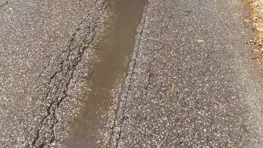 Gli abitanti delle zone delle Fornaci e Sant’Alessio sono in difficoltà a causa di perdite d’acqua. in strada Gli abitanti delle zone delle Fornaci e Sant’Alessio sono in difficoltà a causa di perdite d’acqua. in strada