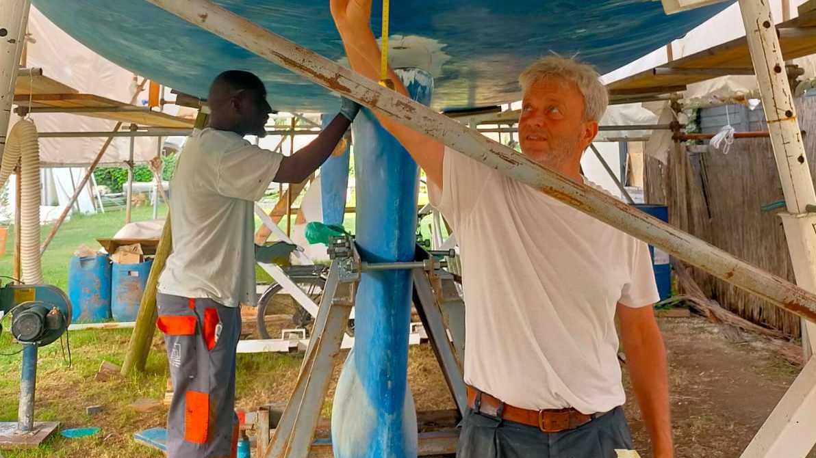 Frassi insieme al giovane collaboratore al lavoro su una imbarcazione