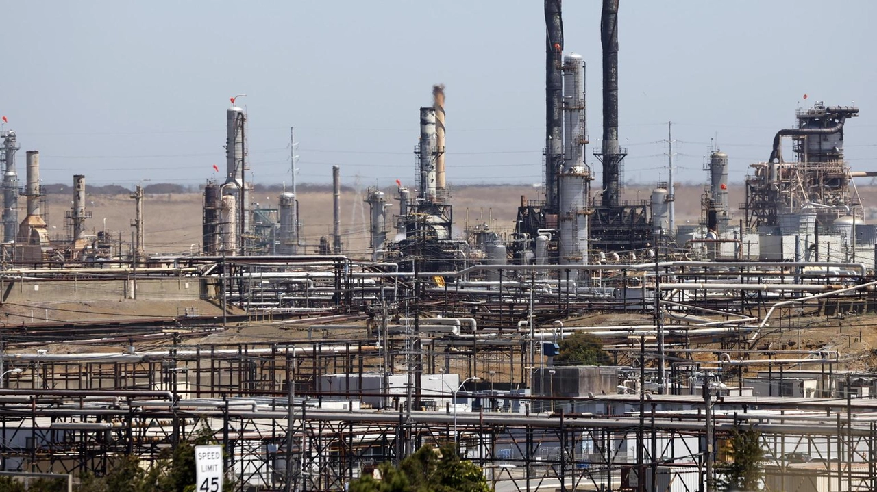 Il prezzo del petrolio è stabile, Wti a 63,58 dollari