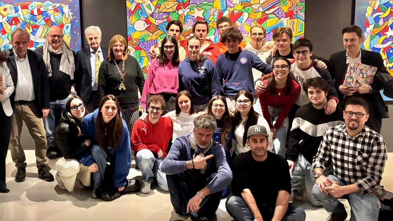 Uno scatto dell’incontro che si è svolto ieri fra l’artista. Skim e gli studenti del liceo XXV aprile Uno scatto dell’incontro che si è svolto ieri fra l’artista. Skim e gli studenti del liceo XXV aprile