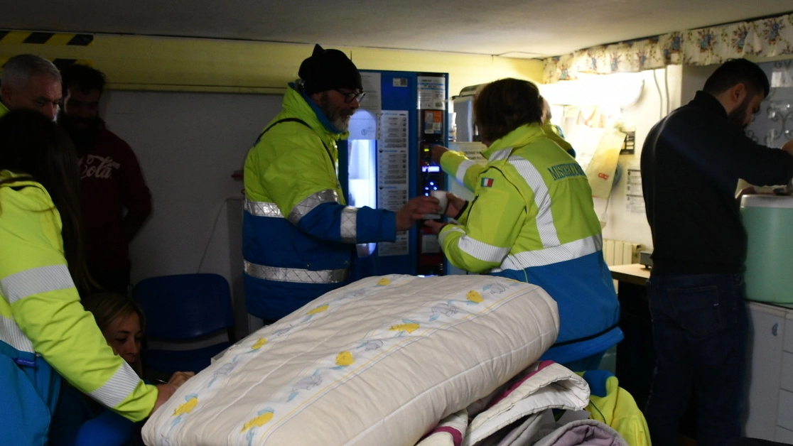 Volontari impegnati in uno dei tanti servizi che offre la Misericordia (foto d’archivio)
