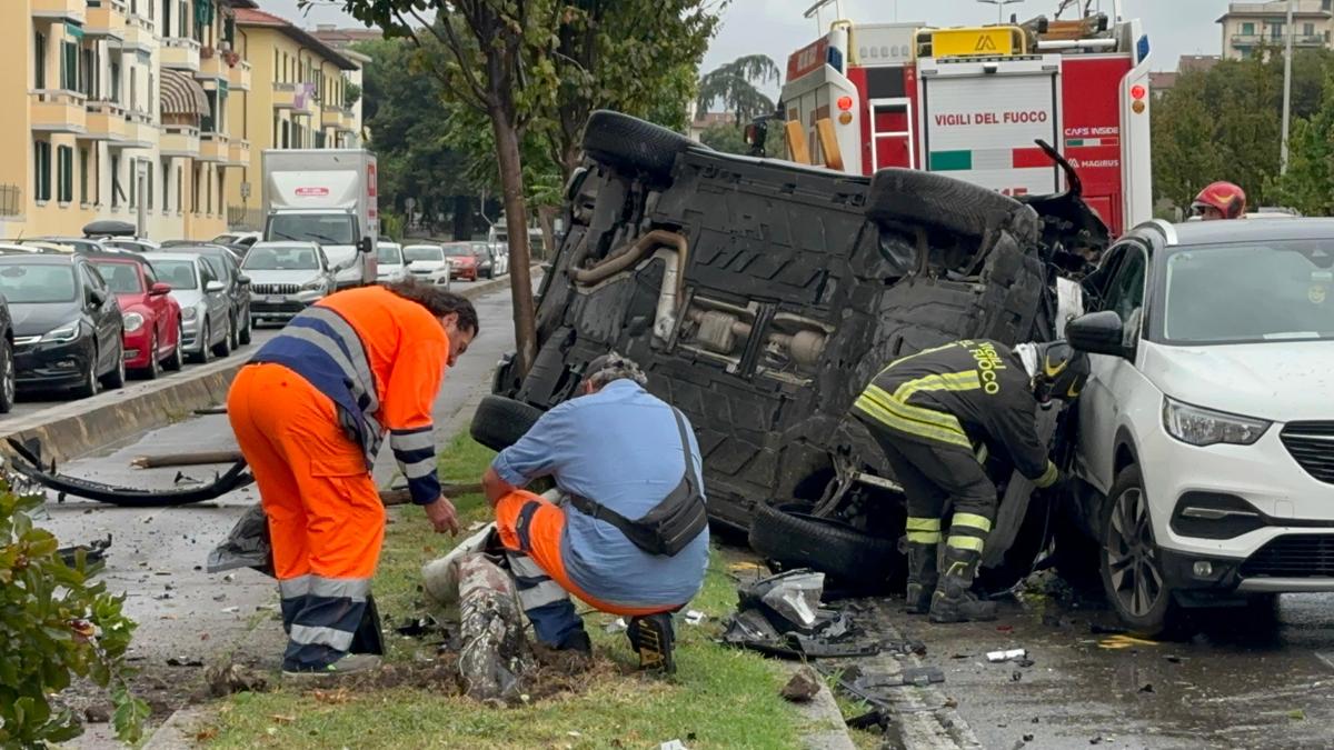 firenze pauroso incidente auto si ribalta e travolge tutto donna trasferita a careggi